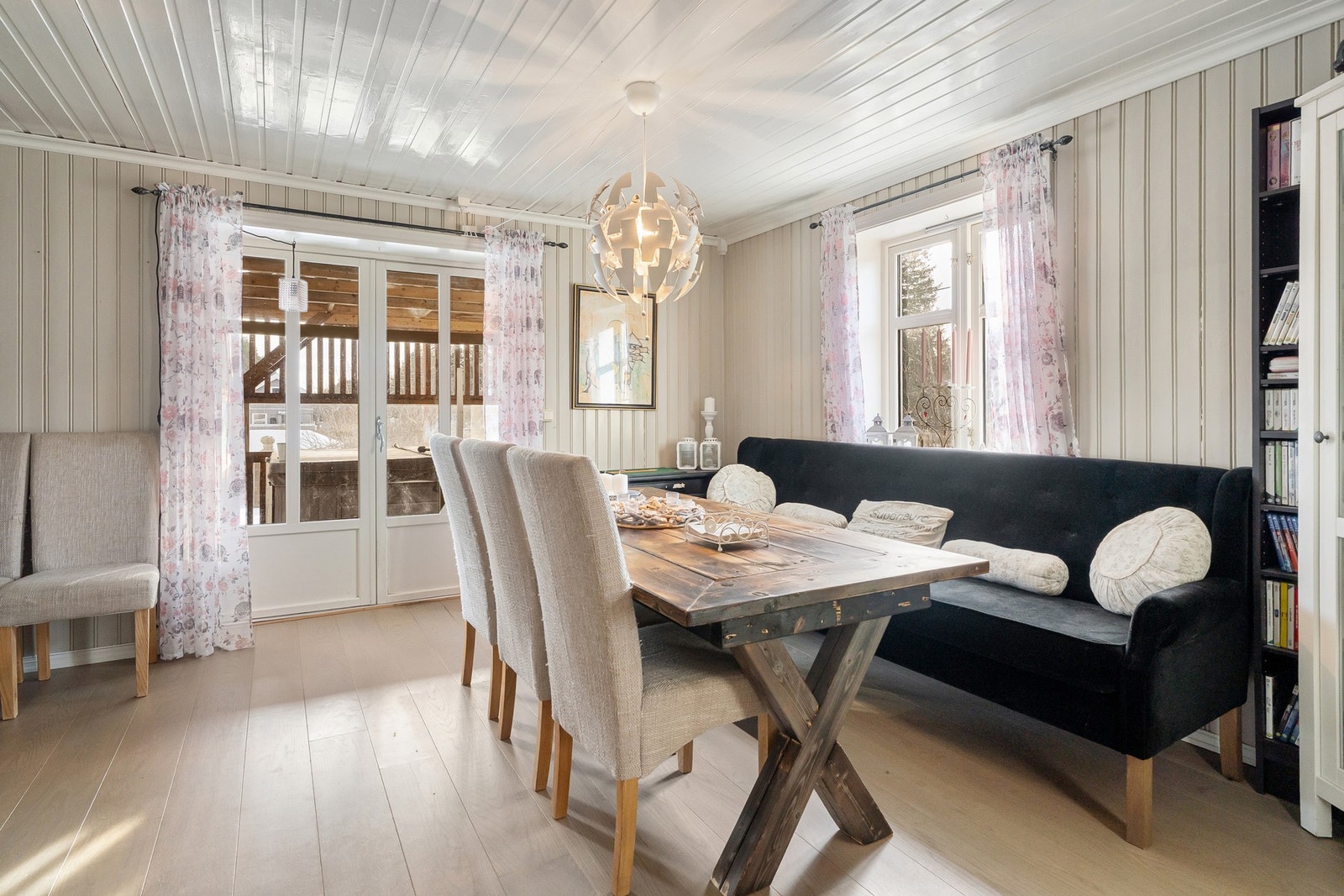 Stuen har god romfølelse med mye naturlig lys fra vinduer og glassdører, som gir tilgang til utendørsområde. Galleribilde