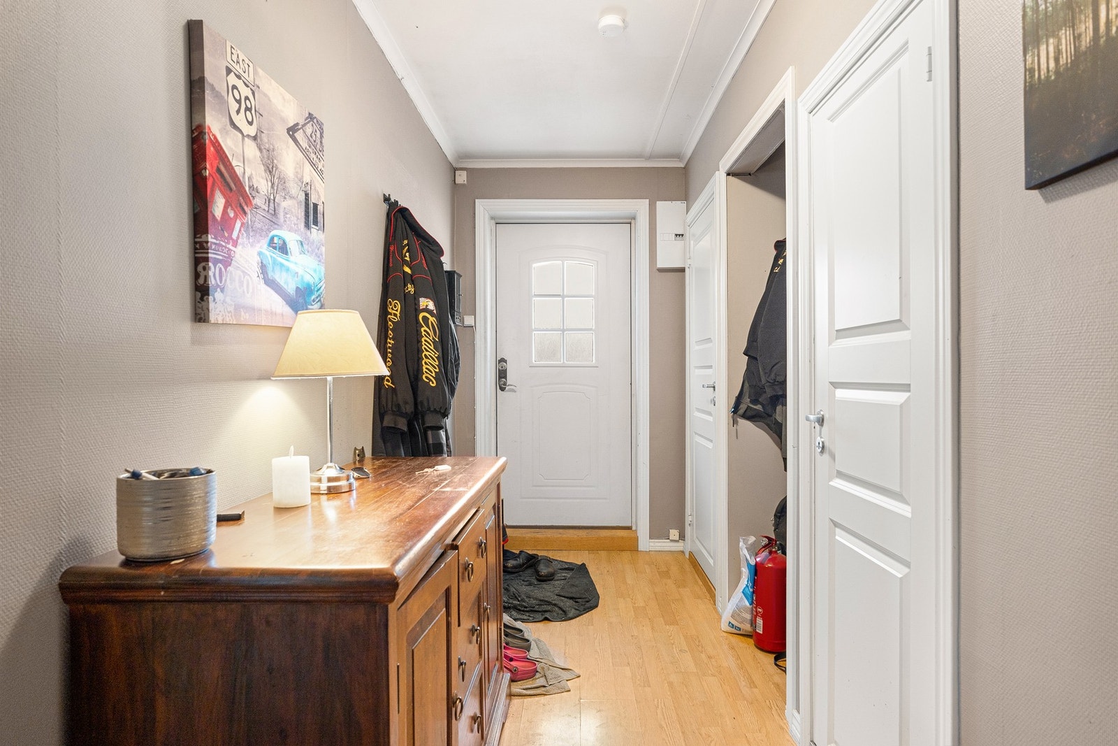 Inngangspartiet har gode plassforhold og leder direkte til flere rom, noe som gir enkel tilgang til resten av boligen. Galleribilde