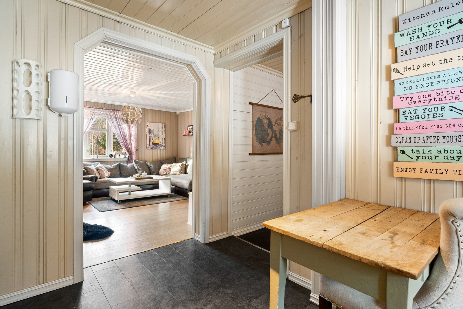 Kjøkkenet har praktisk utforming med god benkeplass og lagringsmuligheter. Galleribilde