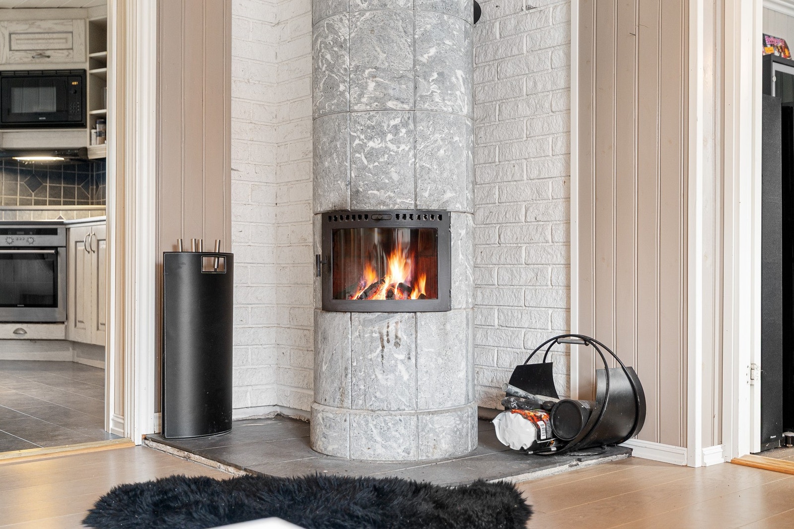 Stuen har god romfølelse, mye naturlig lys og direkte tilknytning til kjøkkenet gjennom en åpen løsning. Galleribilde