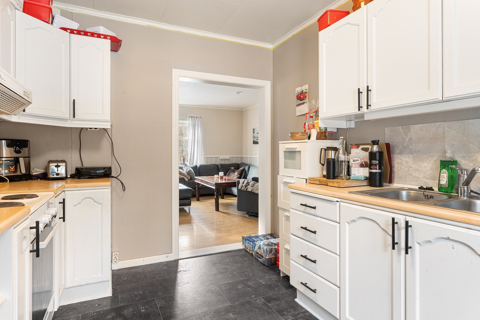 Kjøkkenet har god plassutnyttelse med skap og benkeplass. Galleribilde