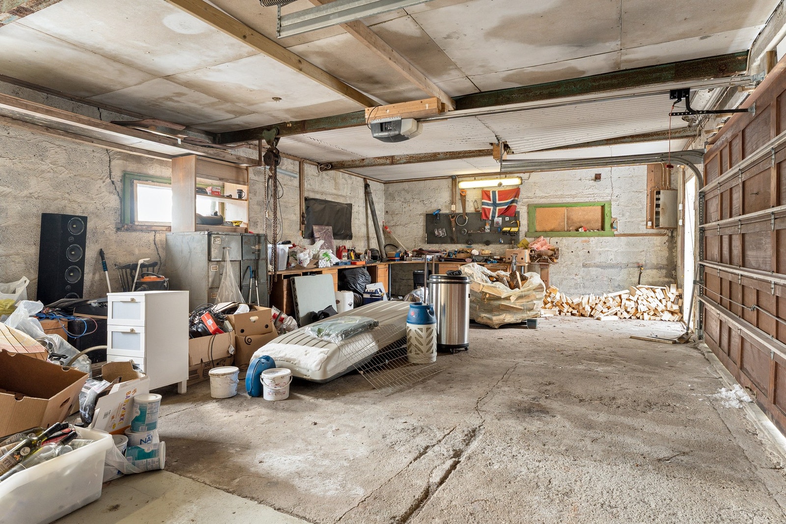 Romslig garasje med god lagringsplass. Både til det man trenger, og det man ikke trenger. Galleribilde