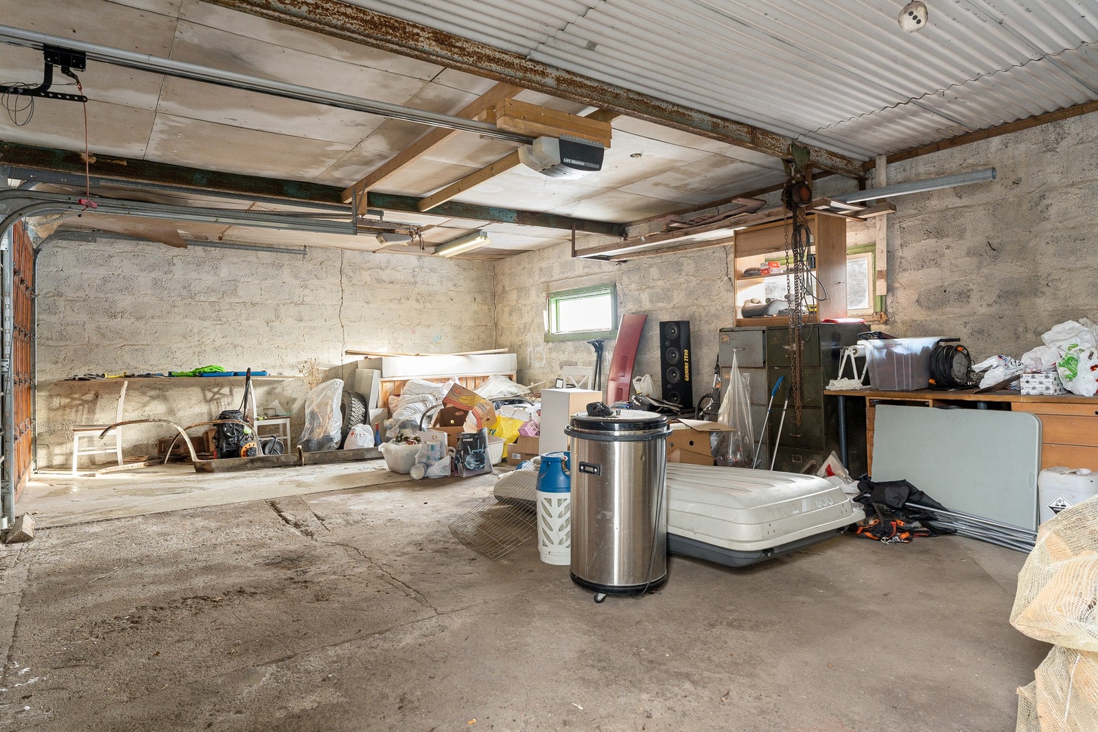 Romslig garasje med god lagringsplass. Både til det man trenger, og det man ikke trenger. Galleribilde