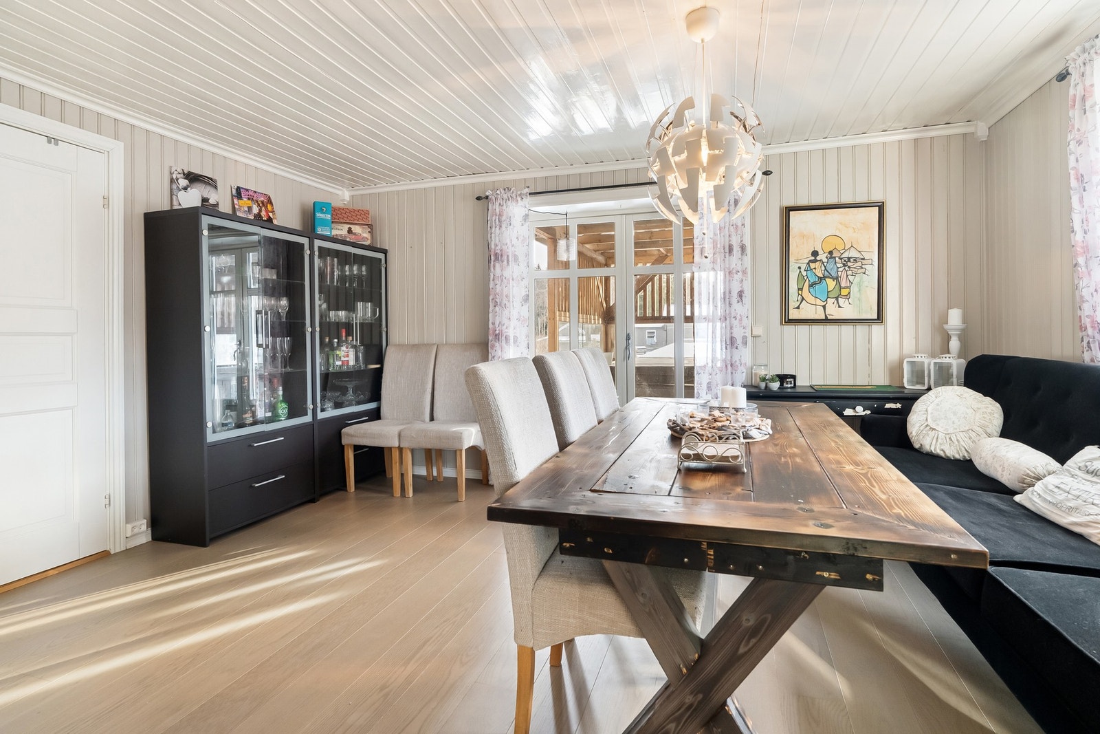 Stuen har god romfølelse, mye naturlig lys fra vinduer og direkte utgang til terrasse. Galleribilde