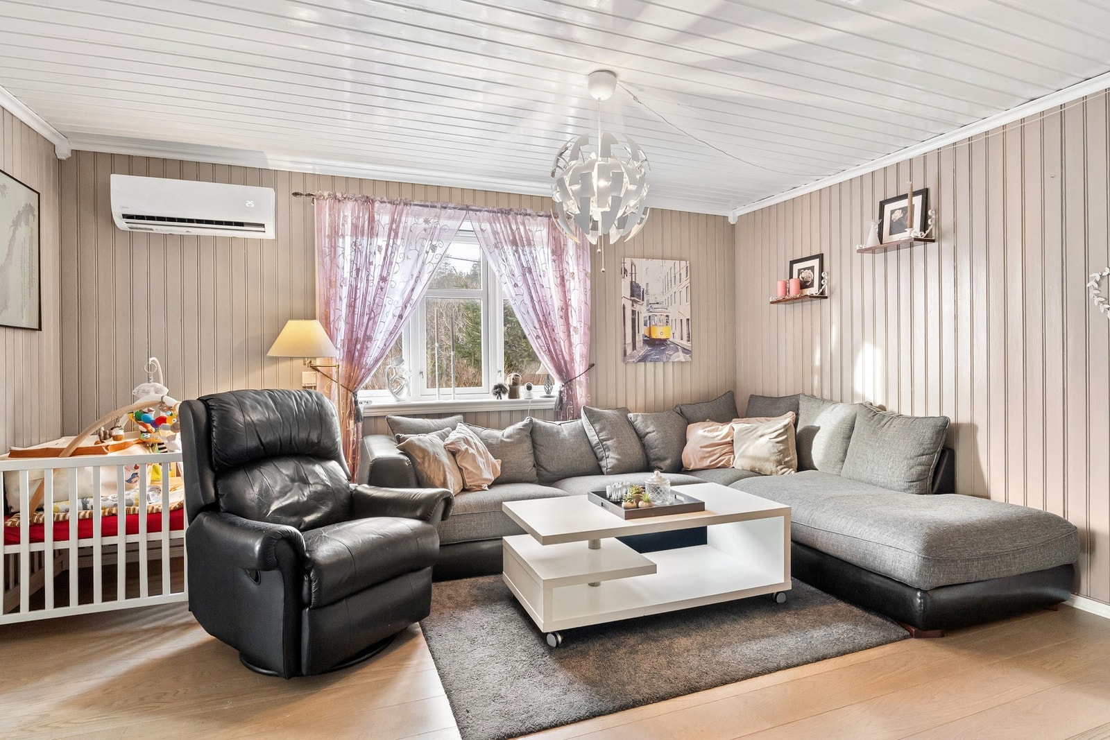 Stuen har god romfølelse, mye naturlig lys fra vinduet, og er tilknyttet andre rom via en åpen løsning. Galleribilde