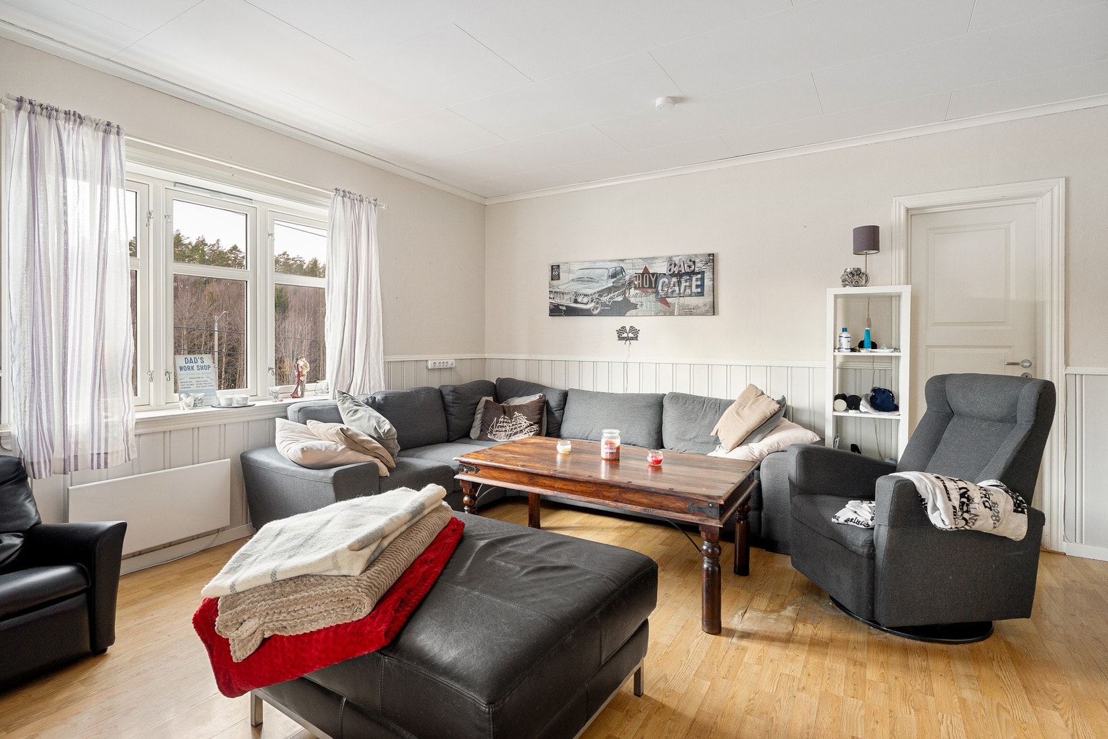 Stuen har god romfølelse med mye naturlig lys fra store vinduer, og har enkel tilgang til andre rom. Galleribilde