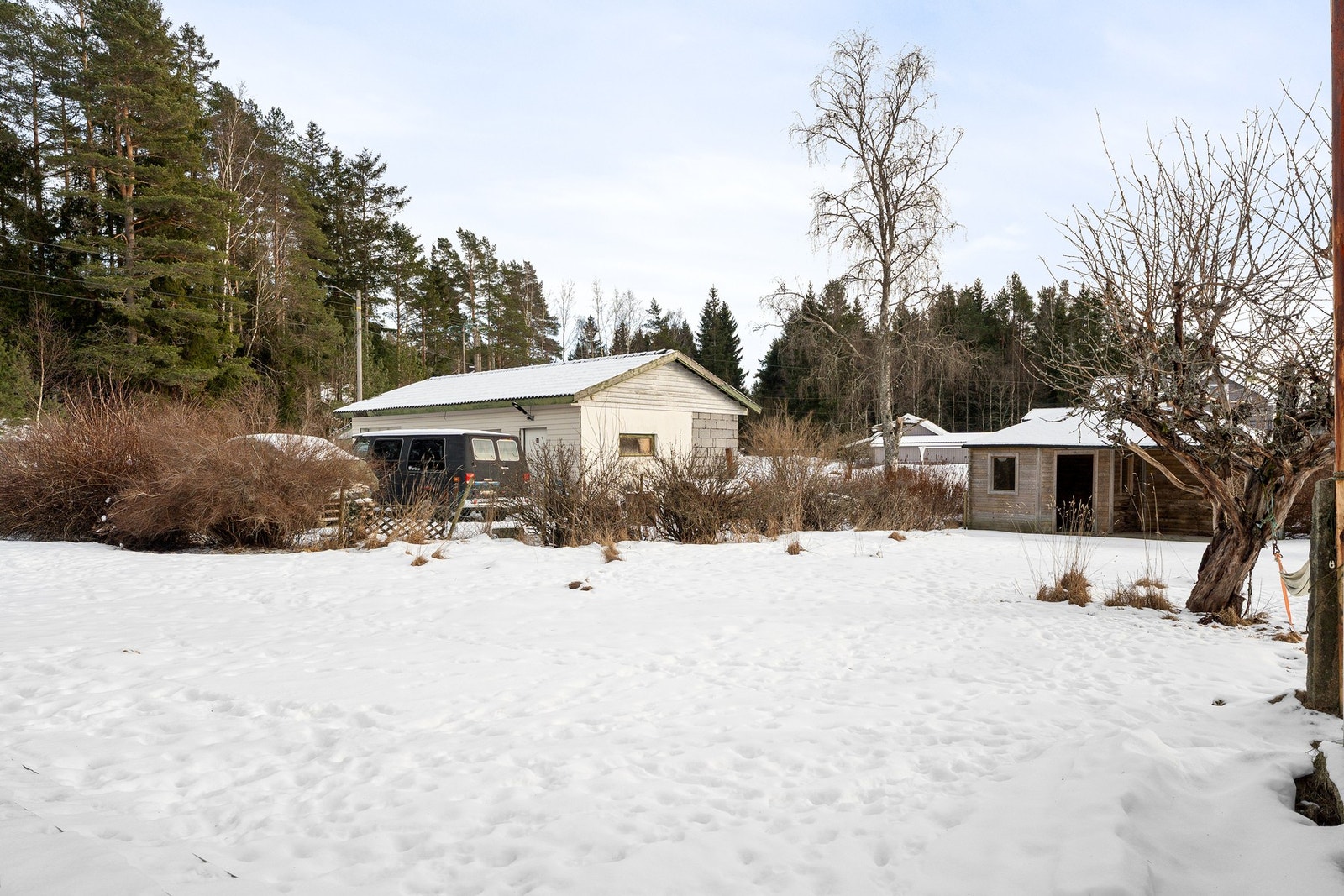 Garasje med carport på siden. Galleribilde