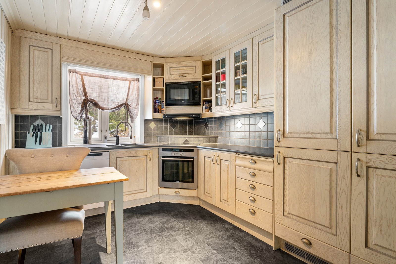 Kjøkkenet har god skapplass og en praktisk utforming som gir deg effektiv arbeidsflyt og enkel tilgang til alt. Galleribilde