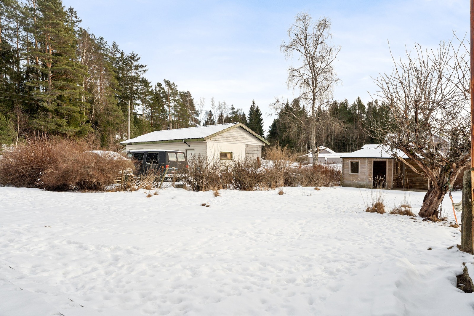 Garasjen utgjør 60 kvadratmeter. Carport på siden. Galleribilde