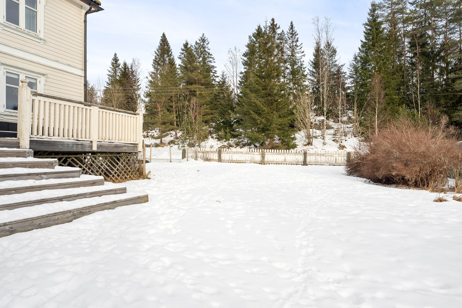 Eiet tomt på 1.240 kvm. Tomannsbolig. Uthus. Garasje. Drivhus. Galleribilde