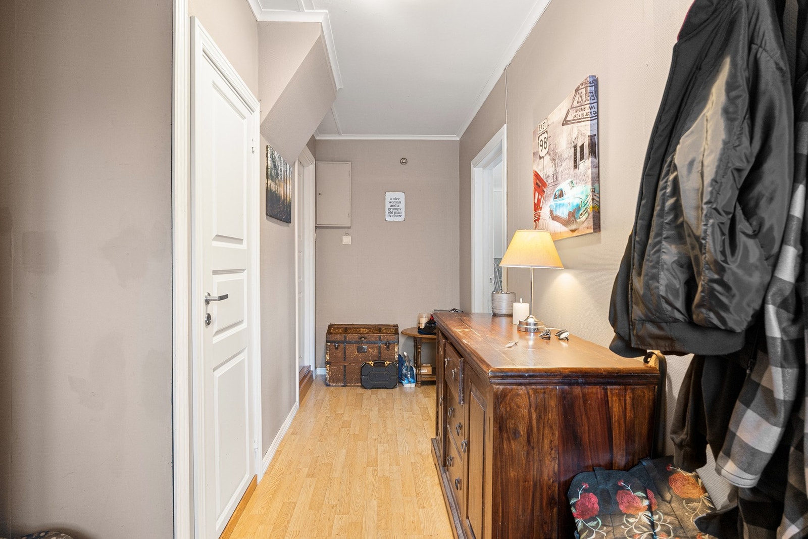 Gangen har god plass og gir tilgang til flere rom. Galleribilde