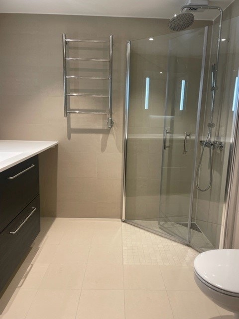 Flislagt bad med dusj og vaskemaskini Galleribilde