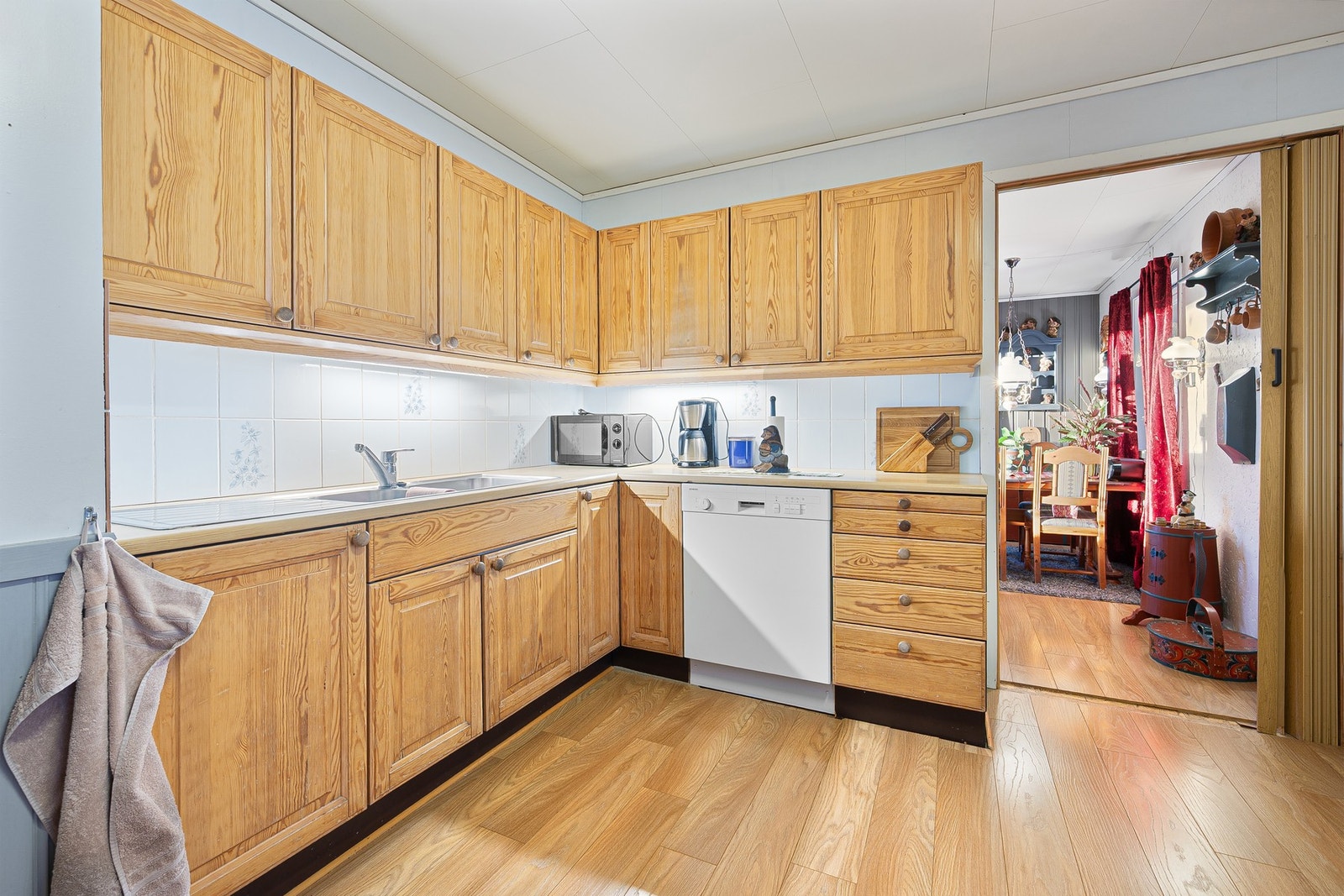 Kjøkkenet har godt med lagringsplass i over og underskap. Galleribilde