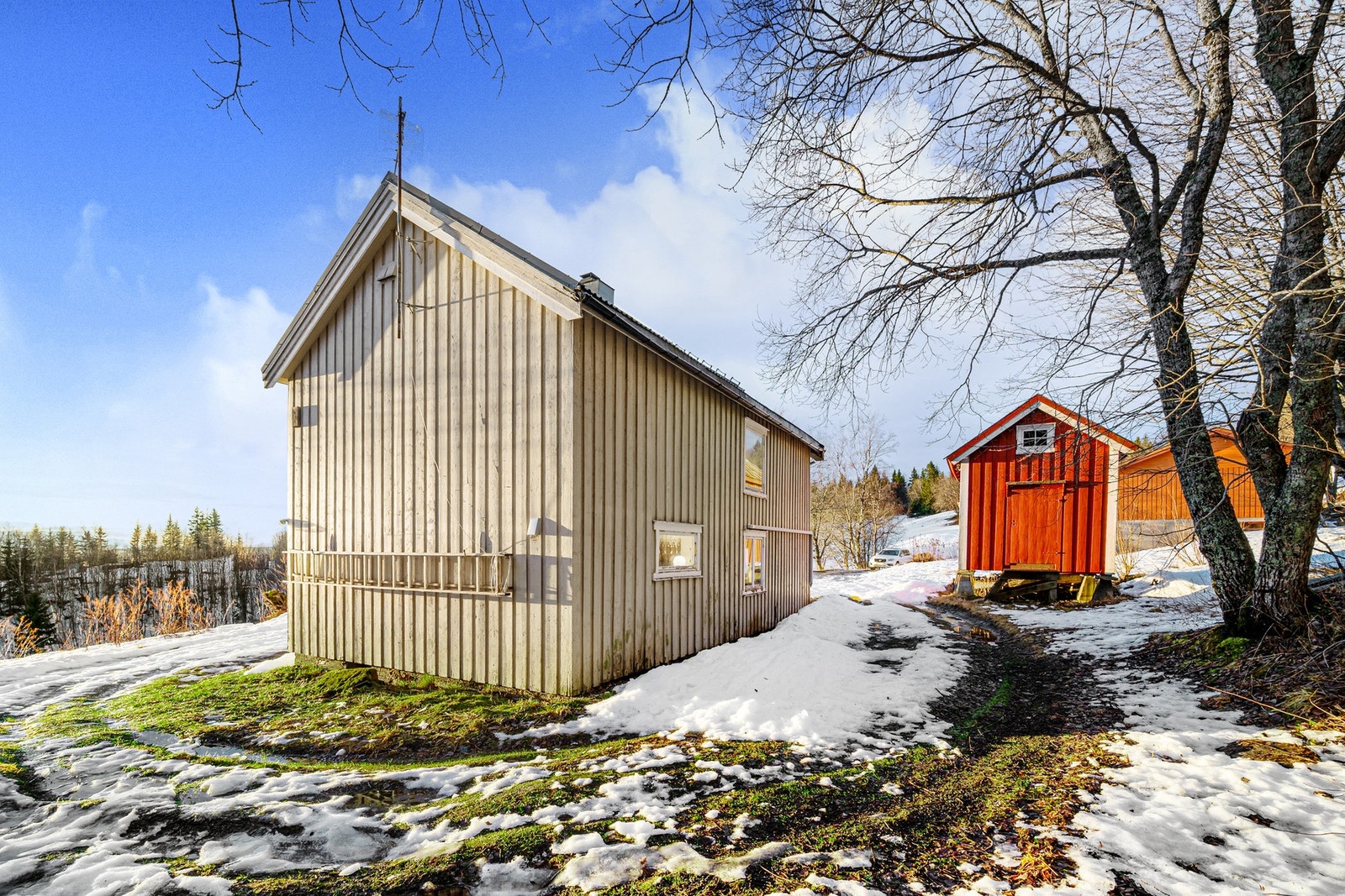 Her har man mulighet til å erverve seg 2 eneboliger samt ca 25 dekar areal. Galleribilde