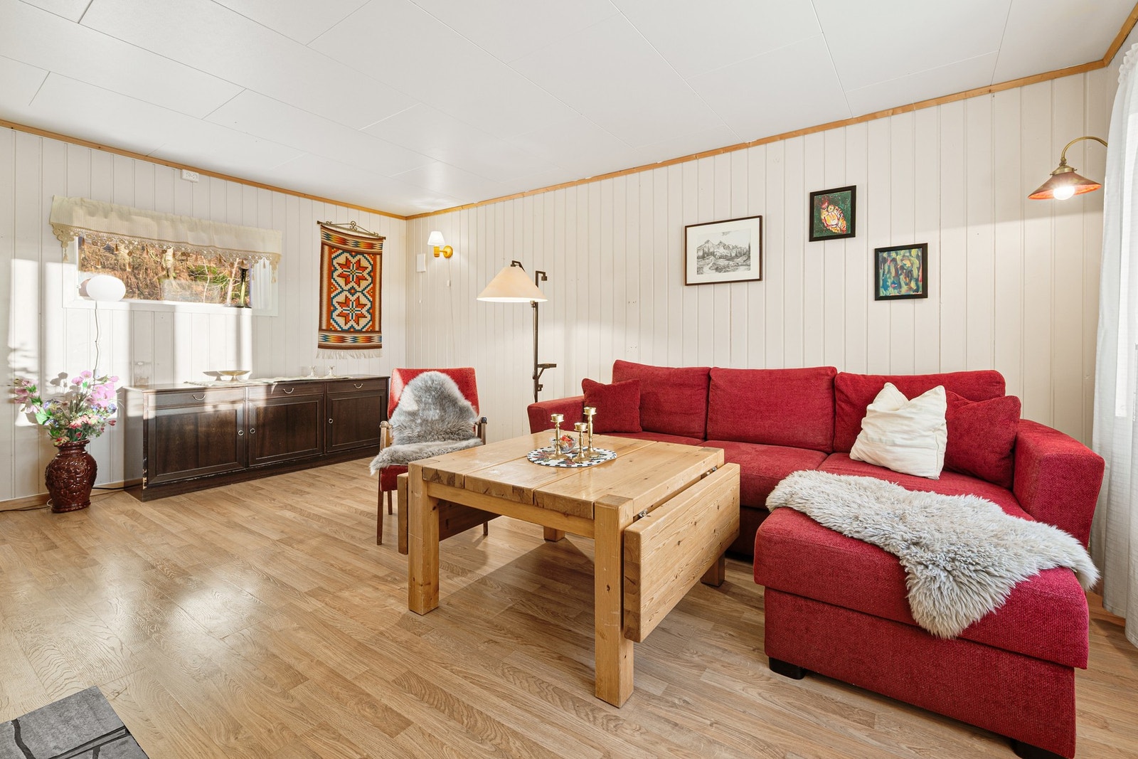 Koselig stue med lyse nøytrale overflater. Galleribilde