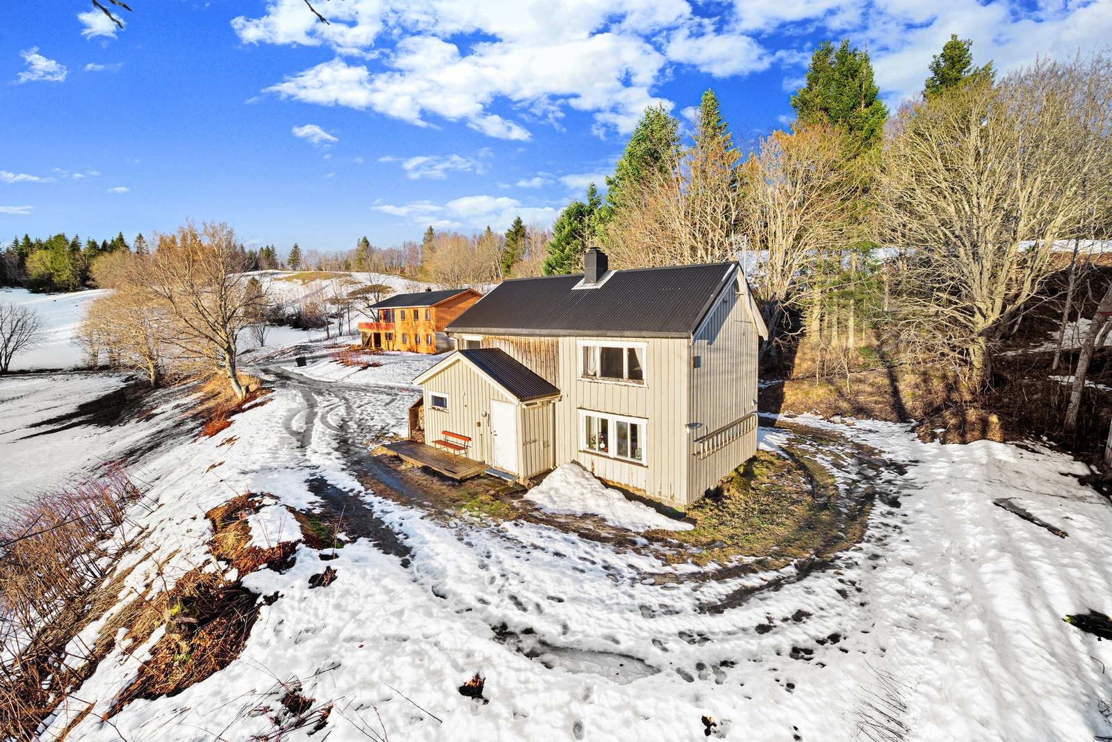 EiendomsMegler 1 v/Anton Kopreitan har gleden av å presentere Åkerlivegen 75 og 79 - Småbruk og frittliggende enebolig i usjenerte og landlige omgivelser. Galleribilde