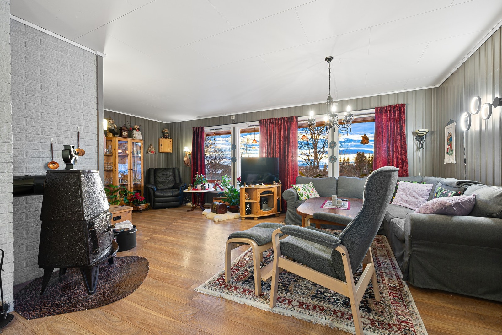 Stue med vedfyring og utgang til veranda. Galleribilde