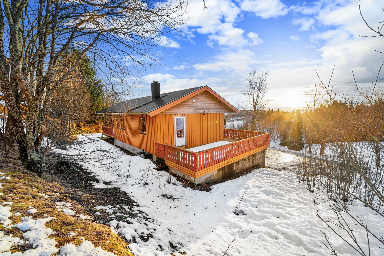 Boligen har en romslig veranda på ca 28 kvm. Galleribilde