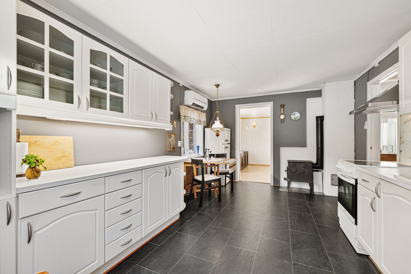 Kjøkken med god plass for spisegruppe. Galleribilde