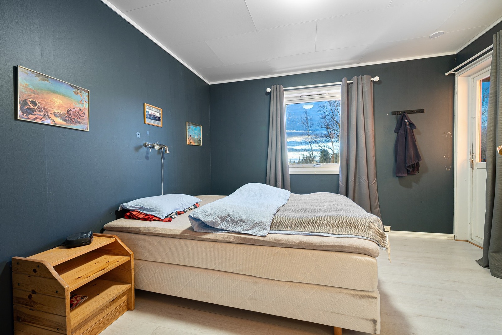 Soverom på ca 7.7 kvm med utgang til veranda. Galleribilde