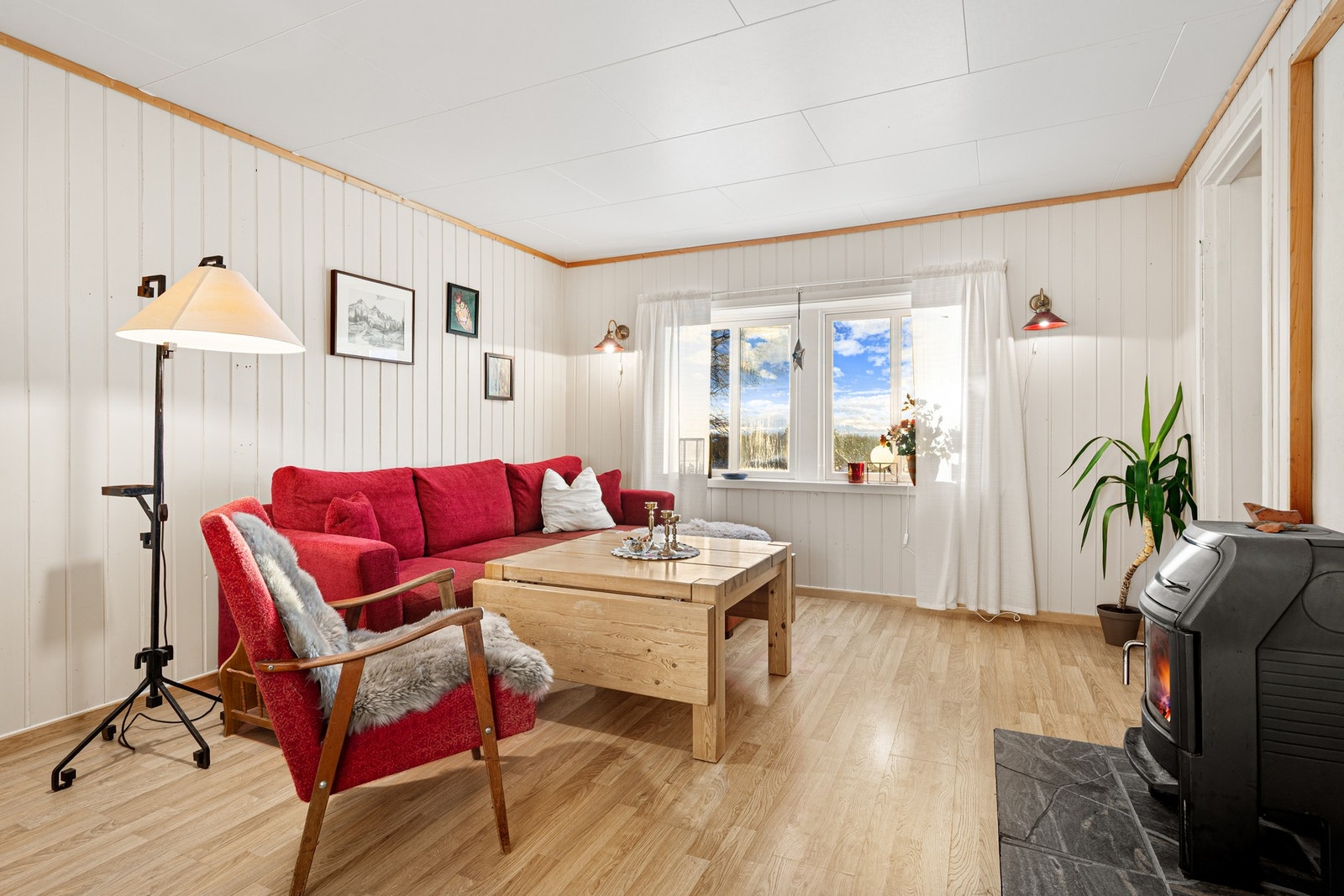 På stuen er vedfyring primær oppvarmingskilden. Galleribilde