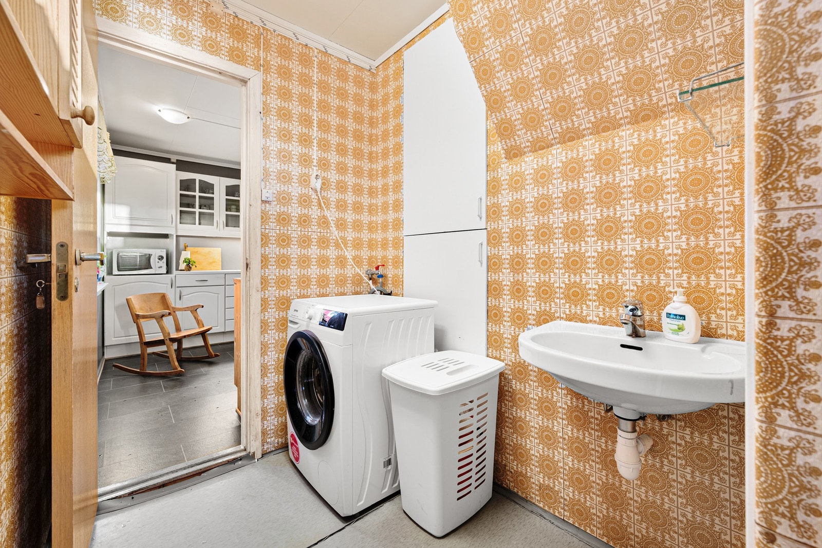 Baderom med opplegg for vaskemaskin. Galleribilde