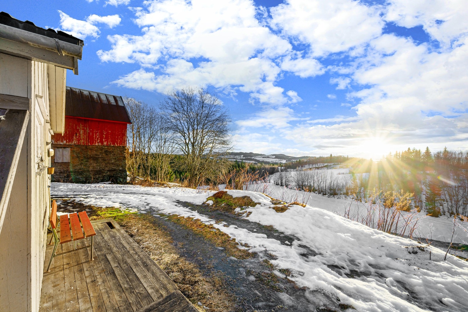 Begge eiendommene har gode solforhold. Galleribilde