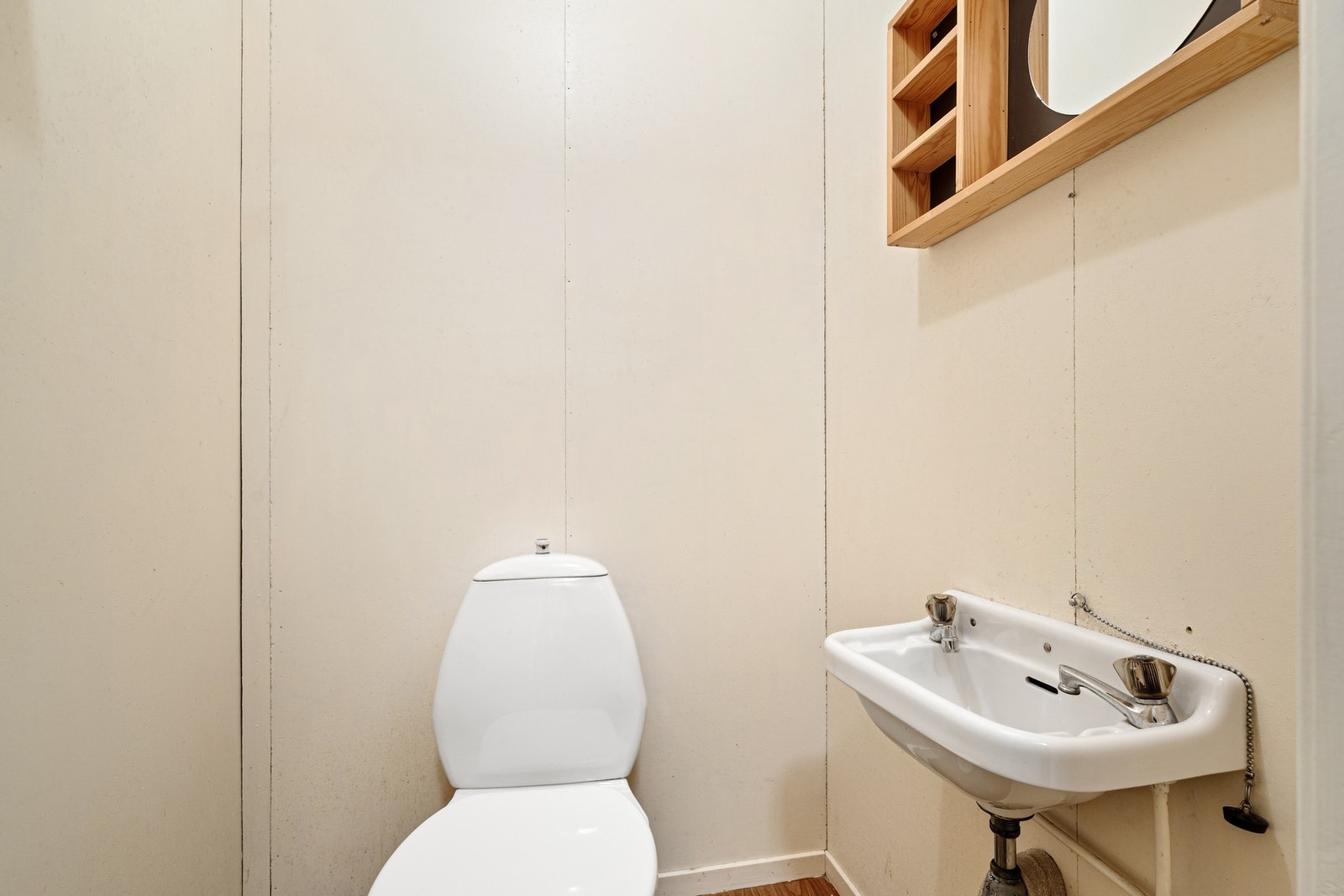 Toalettrom med vask. Galleribilde