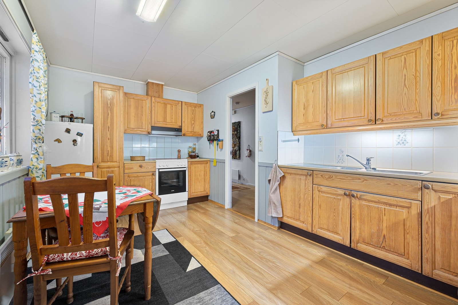 Kjøkkenet har plass for spisebord. Galleribilde