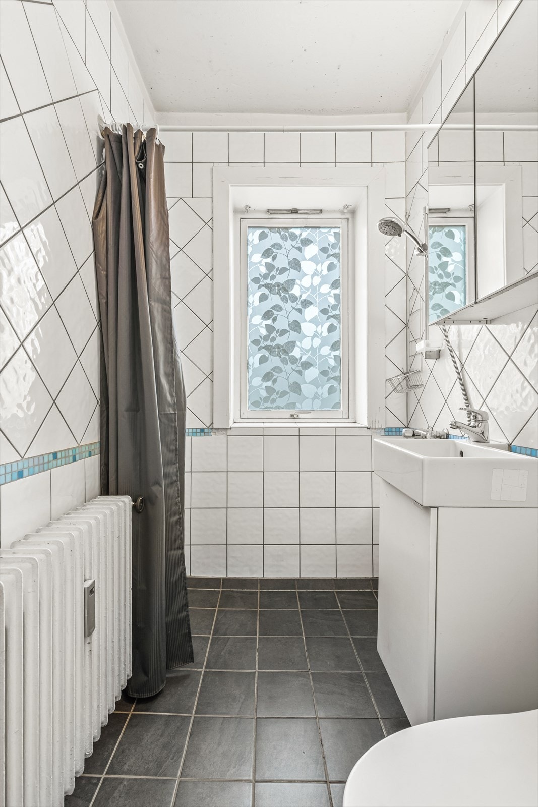 Flislagt romslig bad med gulvvarme. Galleribilde