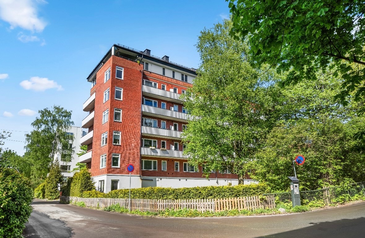 Sameiet har en hyggelig hage, balkongen vender mot denne. Galleribilde