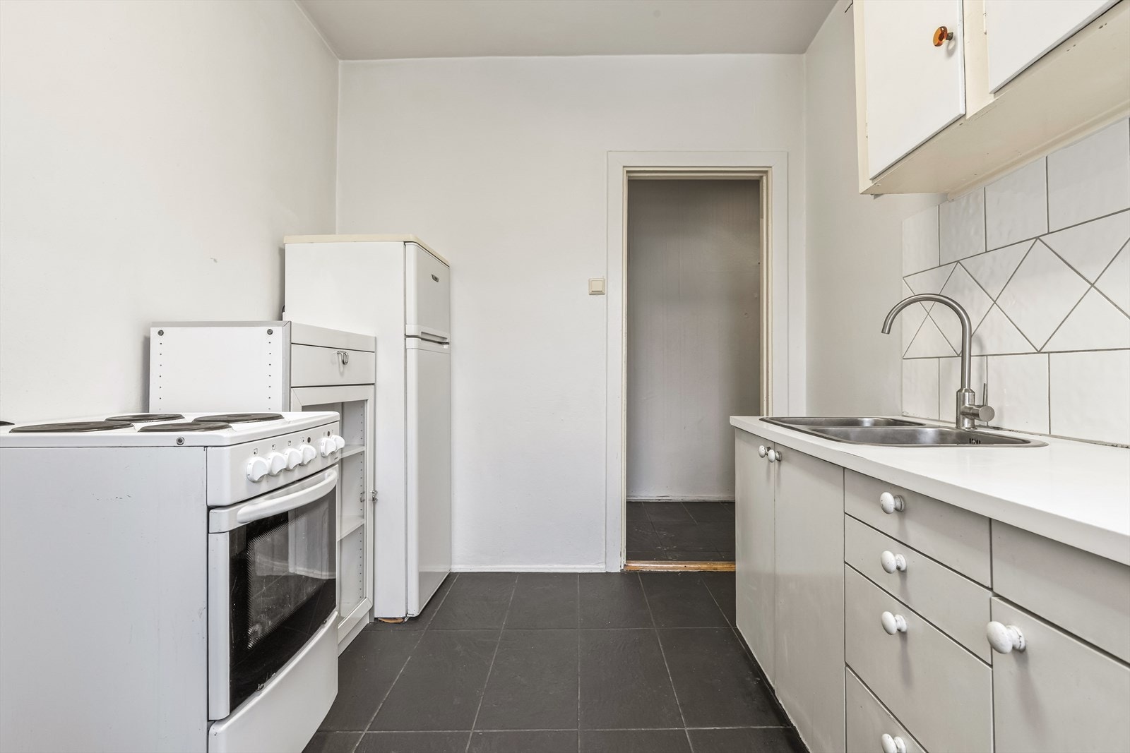 Hvitevarer som komfyr og kjøl/fryseskap. Disse medfølger salget. Galleribilde