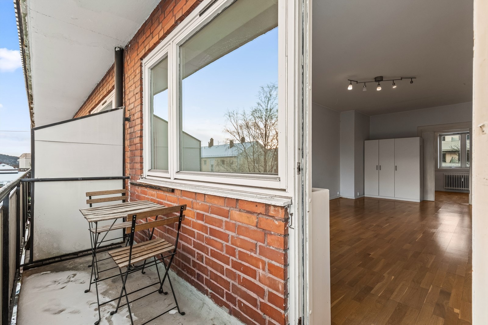 I sommerhalvåret er balkongen gull verdt, og man kan åpne balkongdøren for å få en fin forlengelse av stuen på ca. 3 kvm. Galleribilde