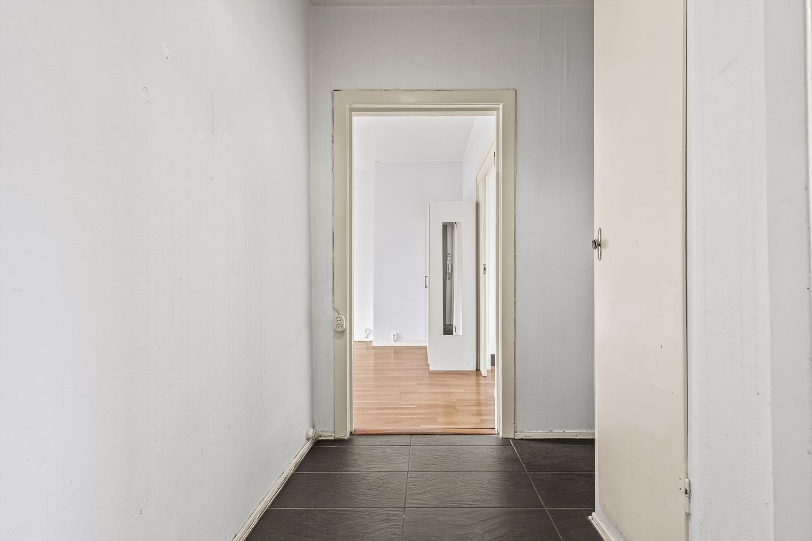 Sikringsskap er plassert i oppgang, utstyrt med automatsikringer, automatisk måler og innholdsfortegnelse. Galleribilde