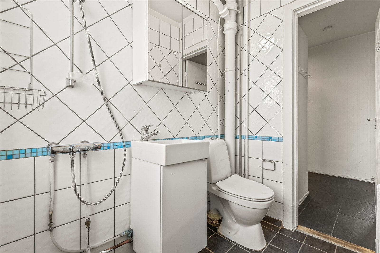 Det anbefales oppgradering av våtrommet med sluk og membran til dagens våtromskrav, ved fortsatt bruk med dagens løsning anbefales det innsetting av tett dusjkabinett. Galleribilde