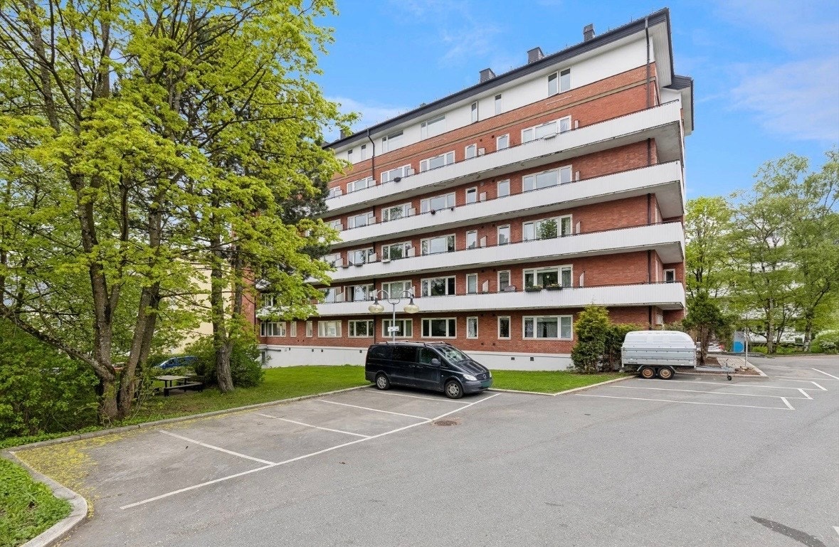 Mulig å leie fast p-plass. Sameiet har 32 parkeringsplasser. Det er 29 faste parkeringsplasser som leies ut til beboere. Galleribilde