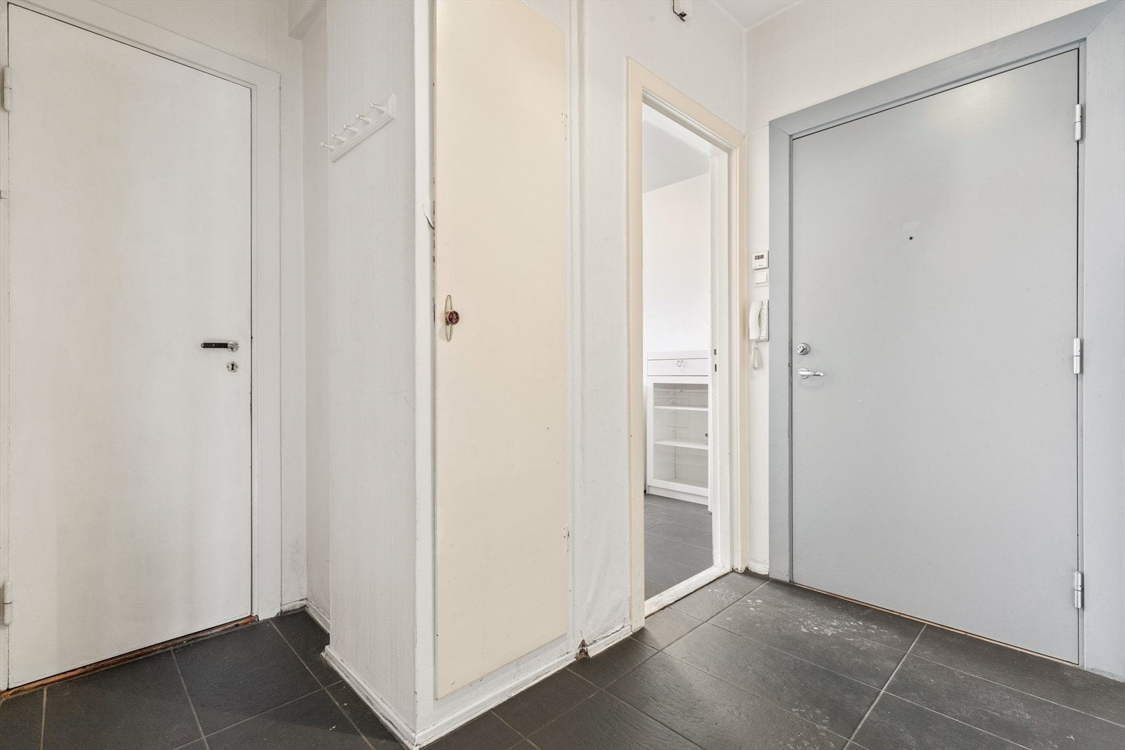 Entré med dørcalling og mulighet til å henge fra seg yttertøy. Galleribilde