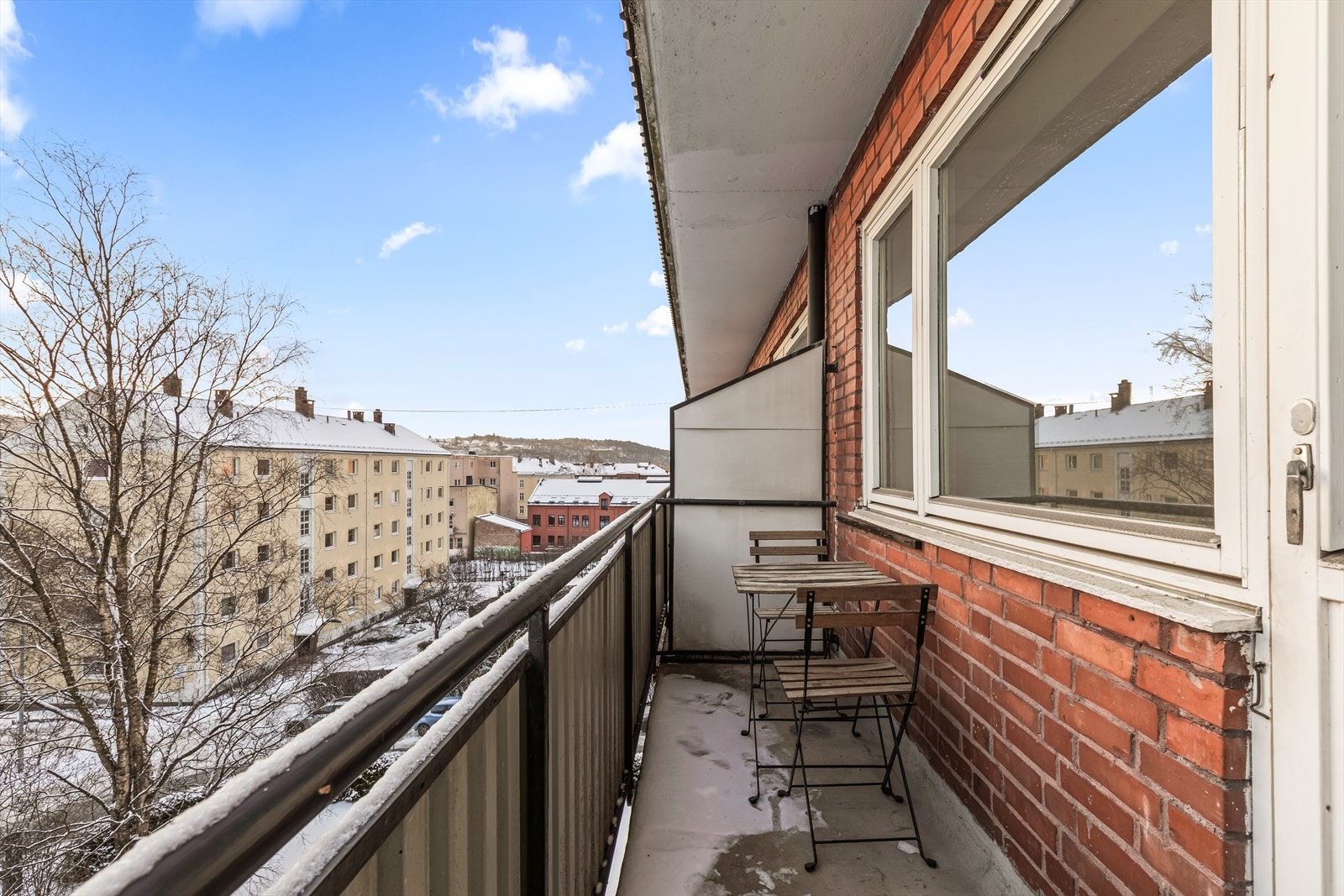 Balkongen vender sydøstvendt og her kan man nyte solen på morgen og formiddagen. Galleribilde