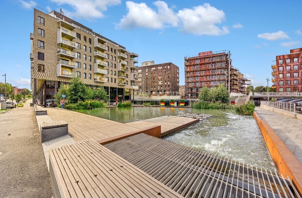 Leiligheten ligger like ved Ensjø Torg med umiddelbar nærhet til Rema 1000, Kiwi eller Spar, du kan trene hos Fresh Fitness eller Sats Kampen, gå på restaurant, eller få en hårklipp hos frisøren. Galleribilde