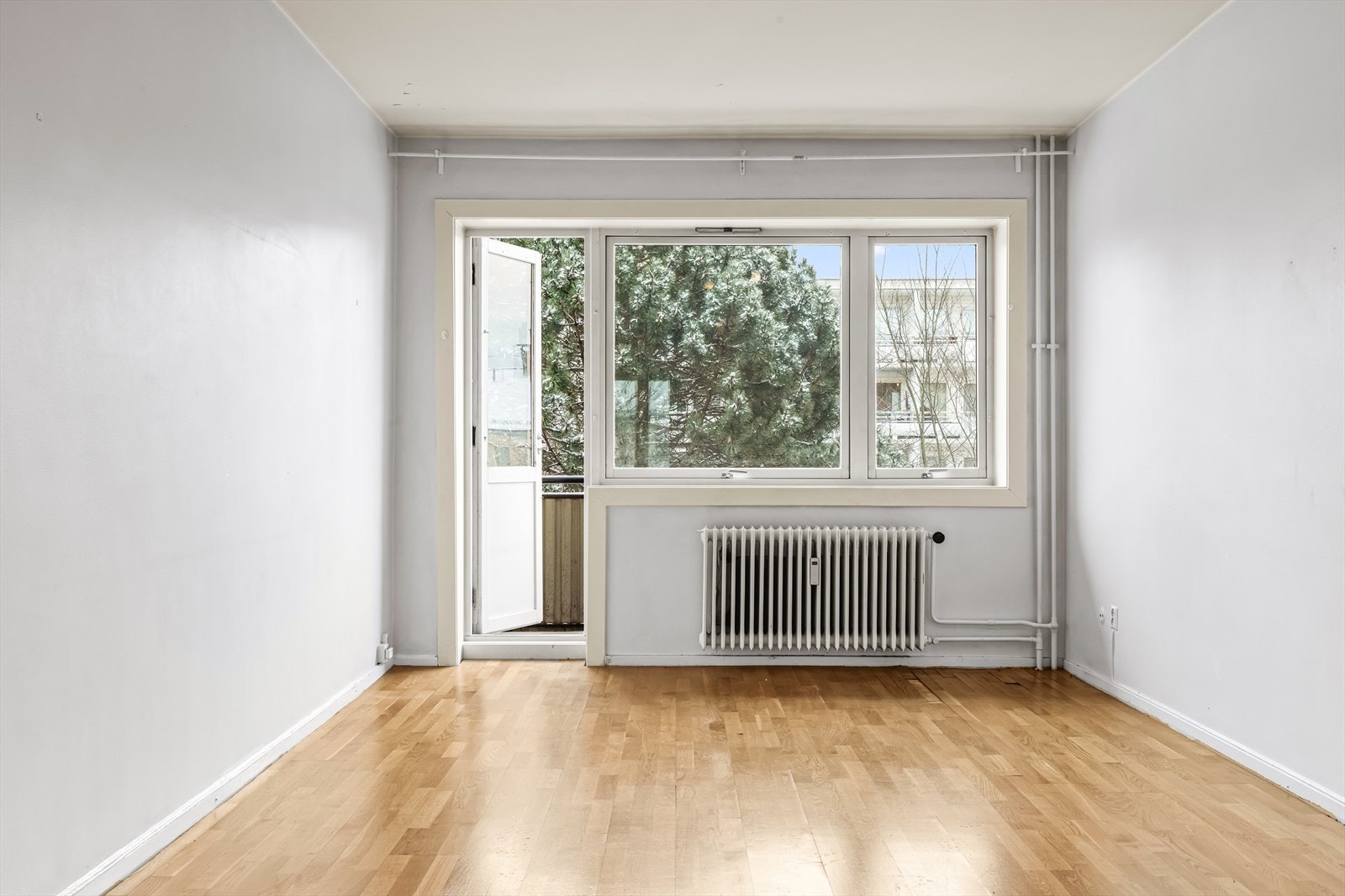 Store vindur og balkongdør som sørger for en lys og luftig atmosfære. Galleribilde