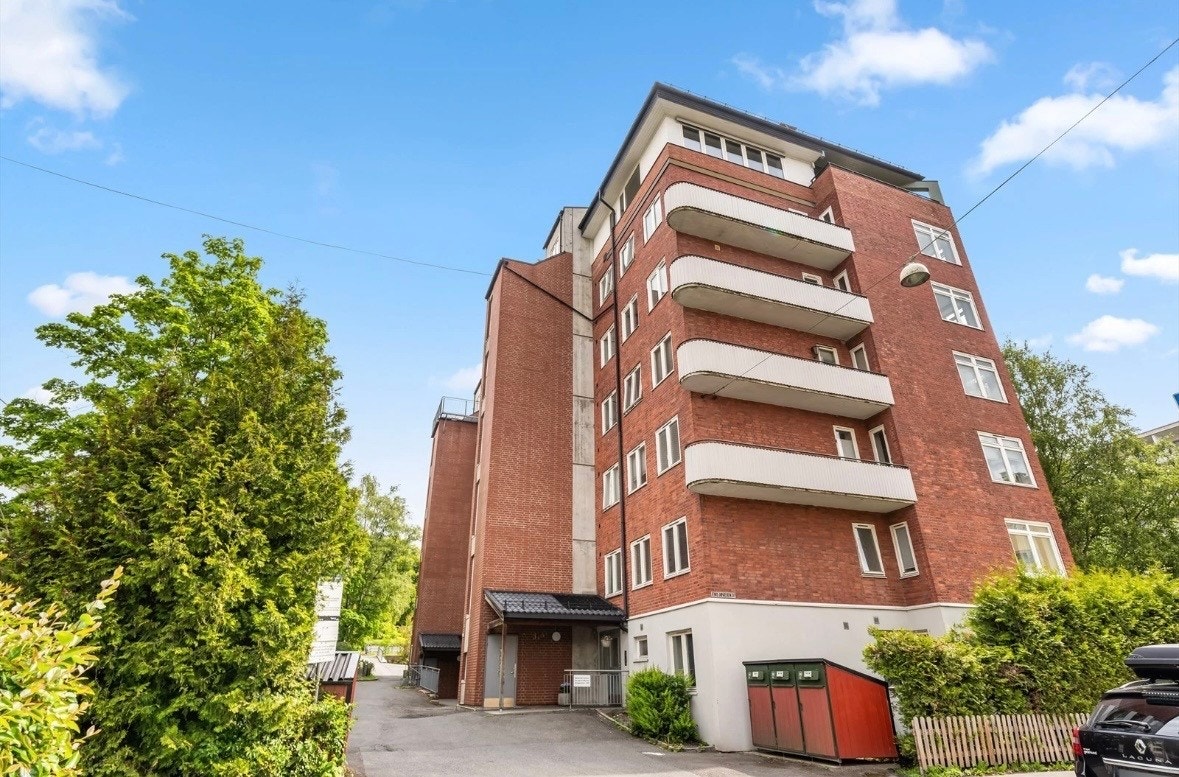 Det er to gjesteparkeringsplasser (plass 27 og 28, rett utenfor hoved inngangen) Galleribilde