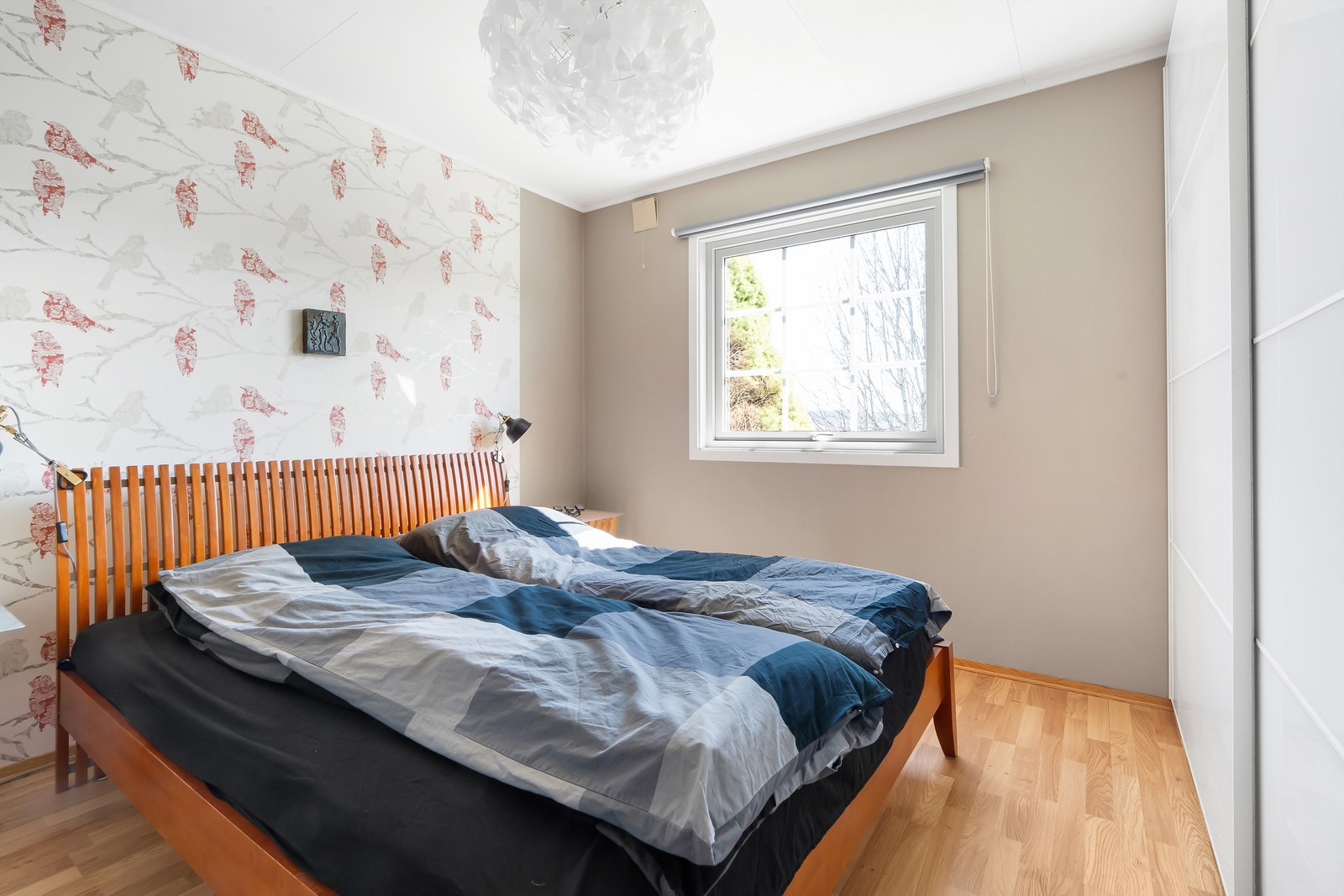 Soverom nr. 1 er romslig og lyst med plass til dobbeltseng, nattbord og garderobeskap. Galleribilde