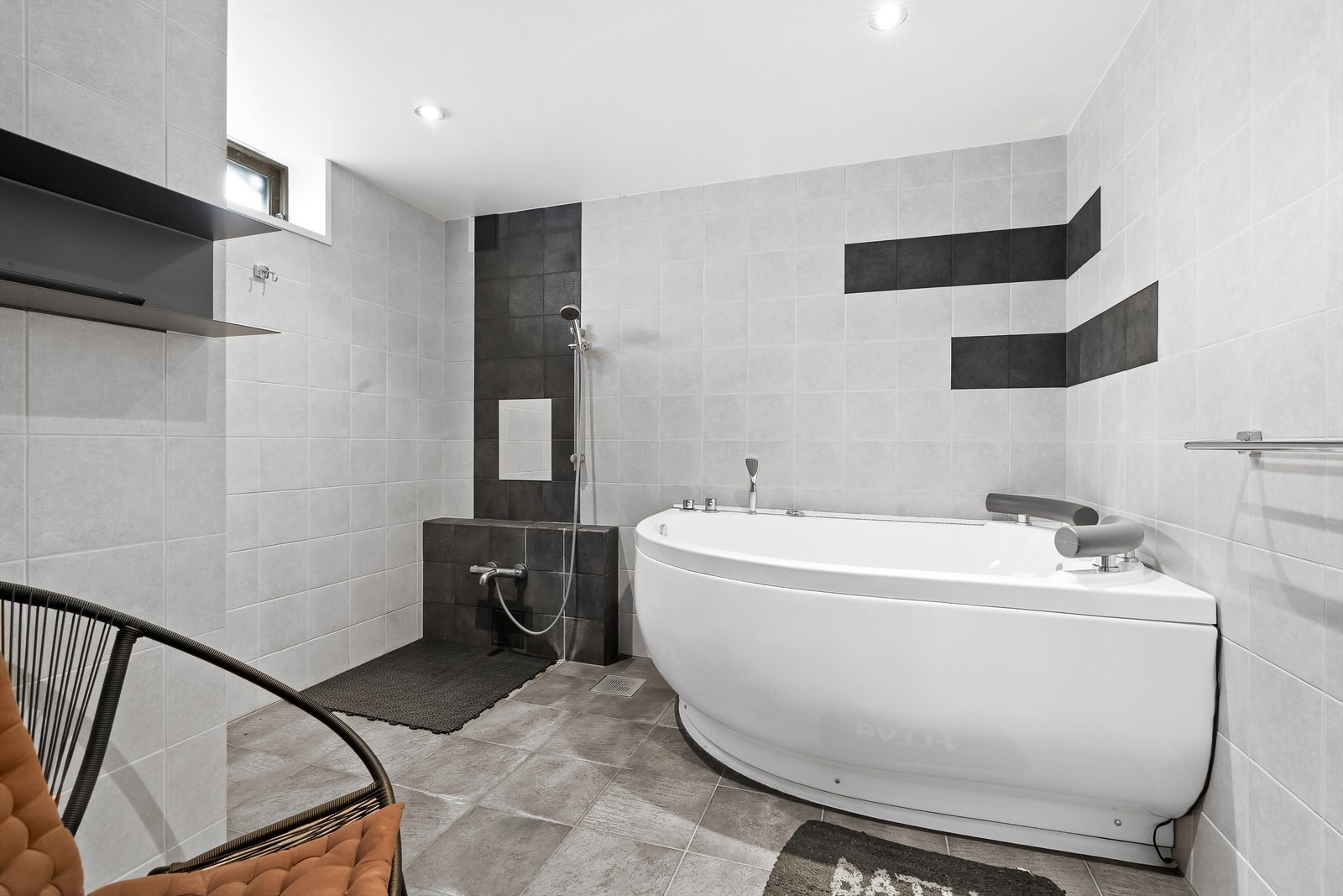 Bad nr. 2 har en moderne utførelse og stort badekar. Galleribilde