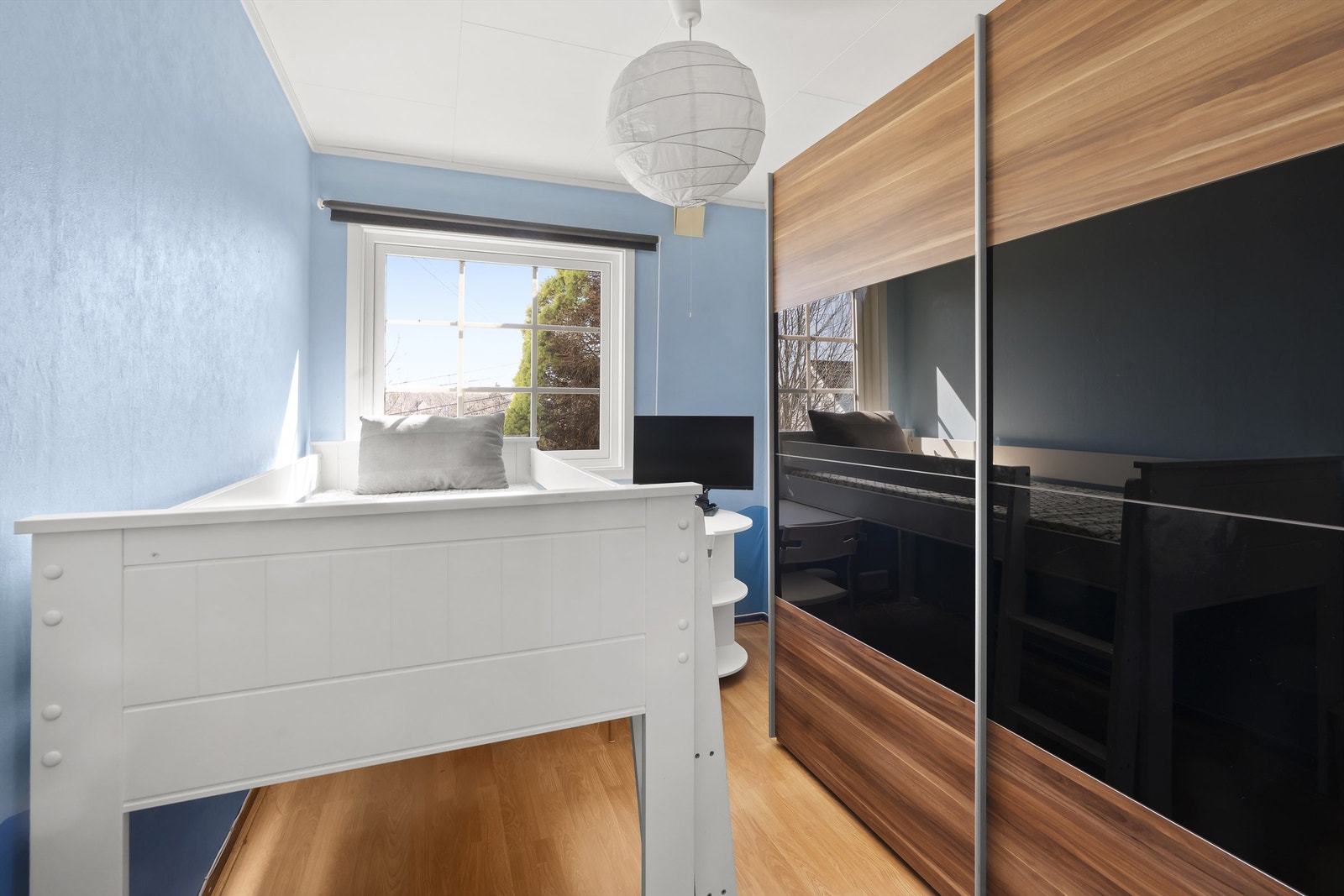 Soverom nr. 3 har god belysning og stor skapplass. Galleribilde