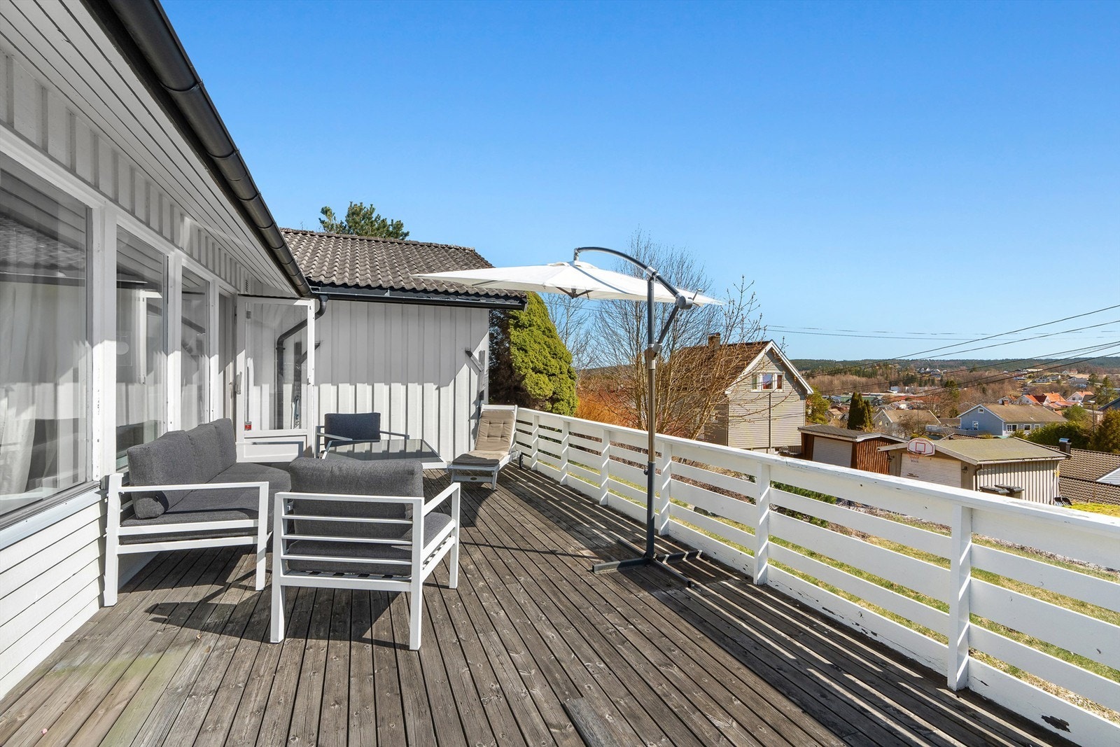 Verandaen har god plass til utemøbler for å nyte solen. Galleribilde