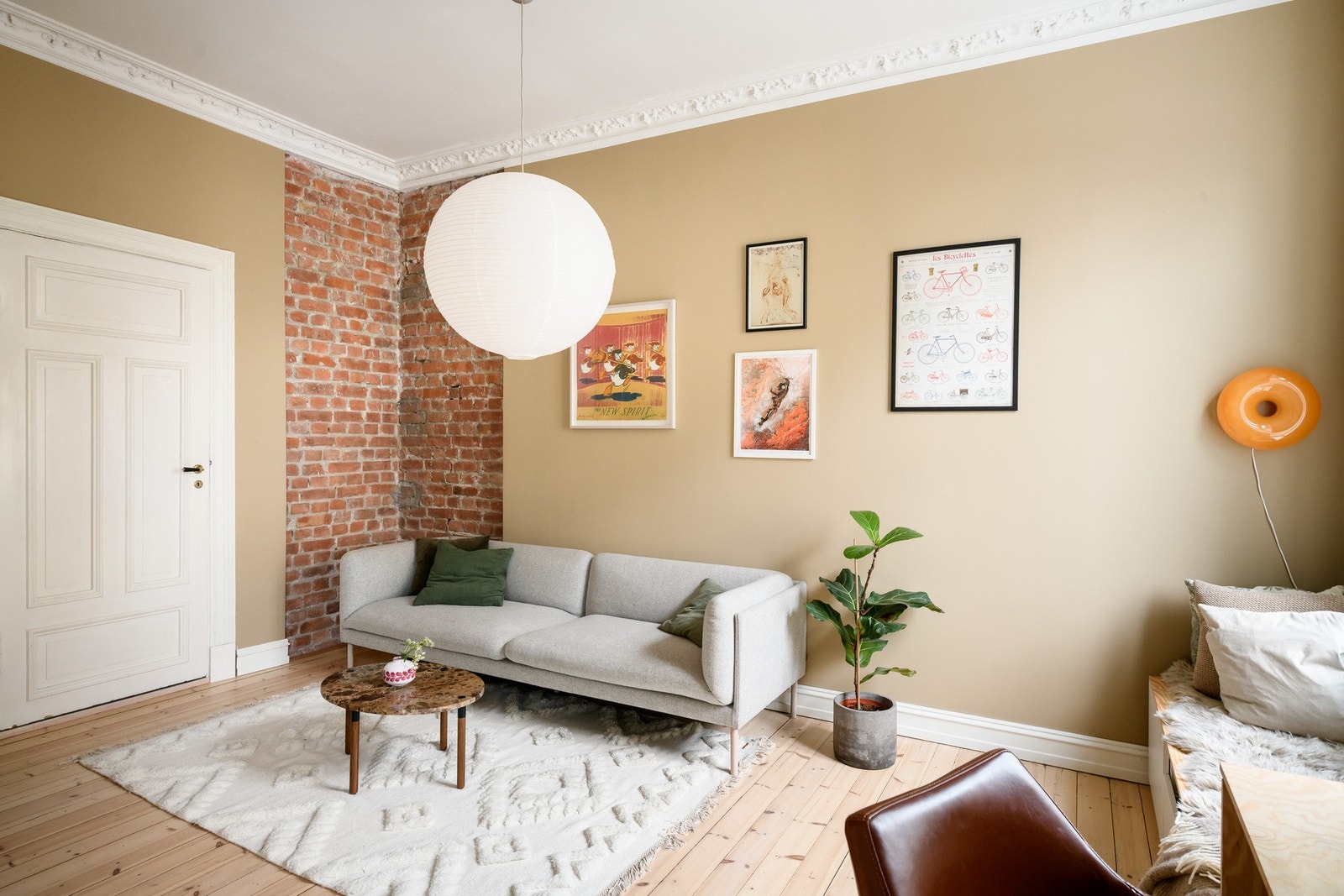 Den andre stuen har en eksponert teglsteinsvegg hvor det er pipeløp med mulighet for montering av peis. Galleribilde