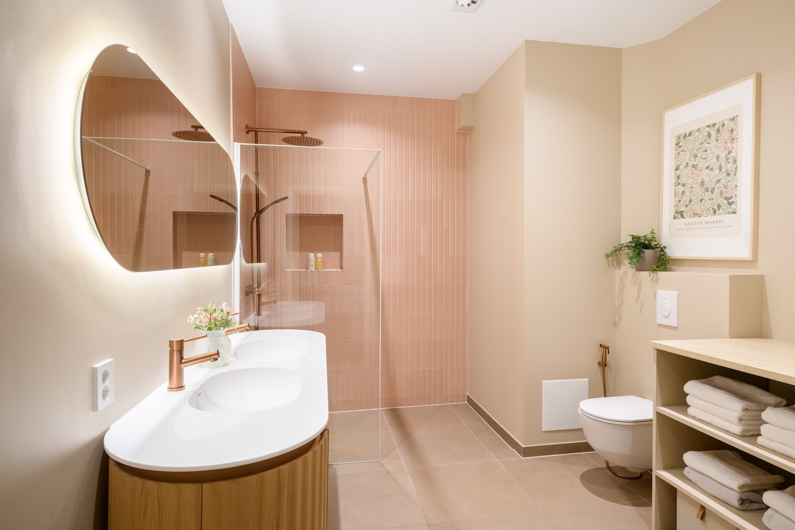 Hovedbadet ble etablert i 2024 og er utstyrt med en heldekkende dobbelservant og varmekabler i gulvet. Galleribilde