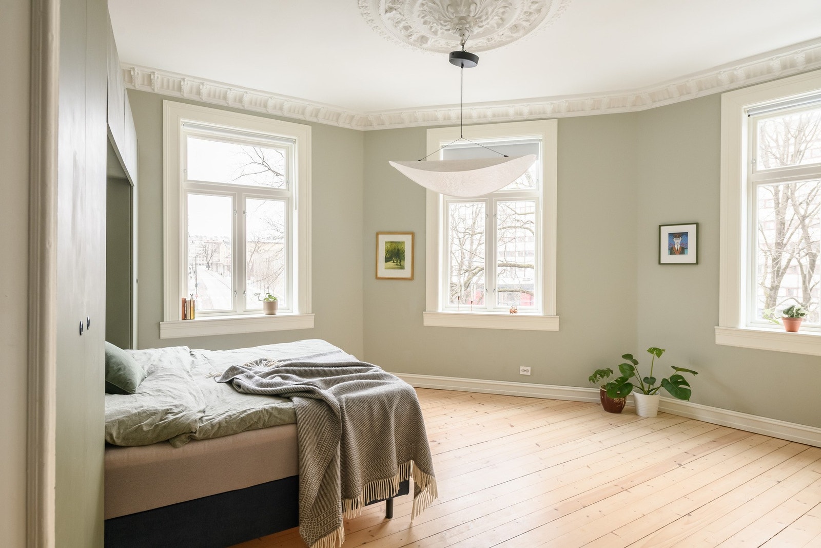 Dette romslige hjørnerommet fungerer utmerket som soverom, kontor eller en ekstra stue. Rommet kan inndeles i to mindre soverom. Galleribilde