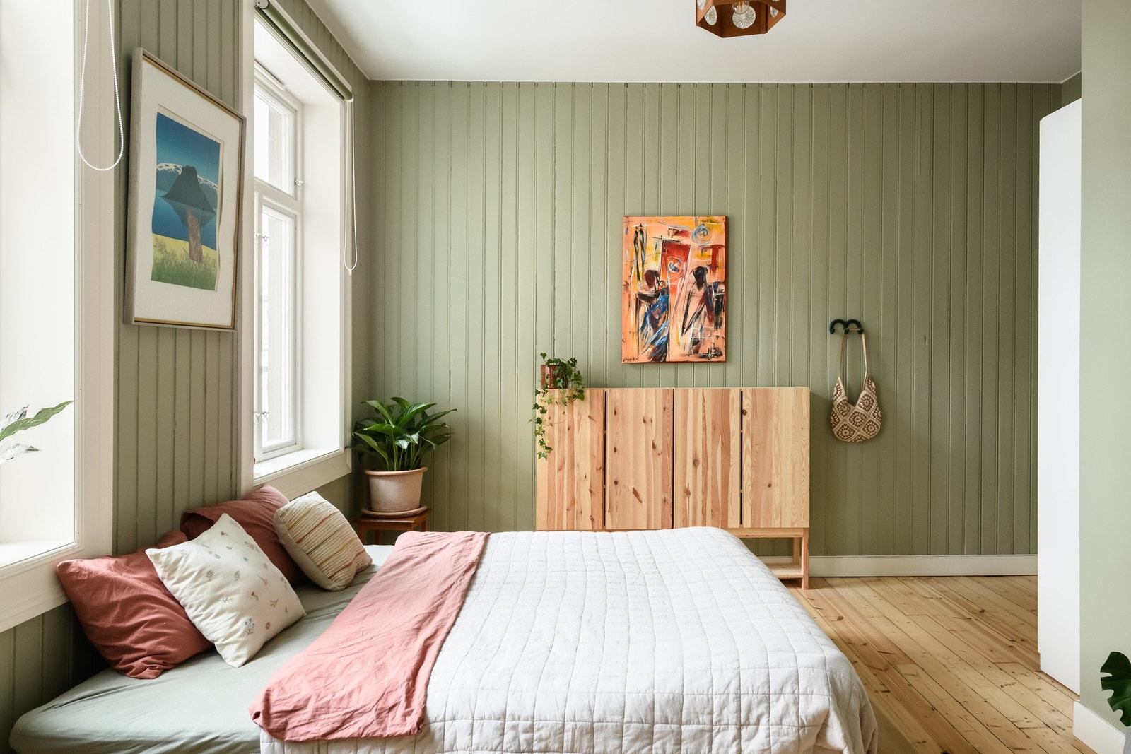 Gjennomgående originale furugulv, som er pusset og lakkert, gir en enhetlig og varm følelse. Galleribilde