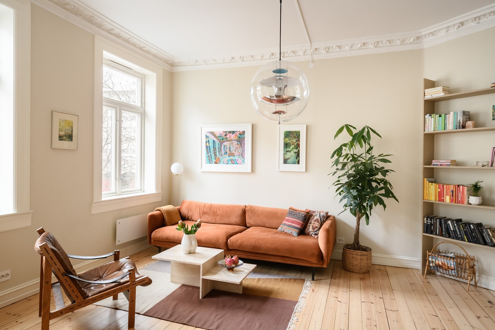 Romslig stue med god plass til sofagruppe. Galleribilde